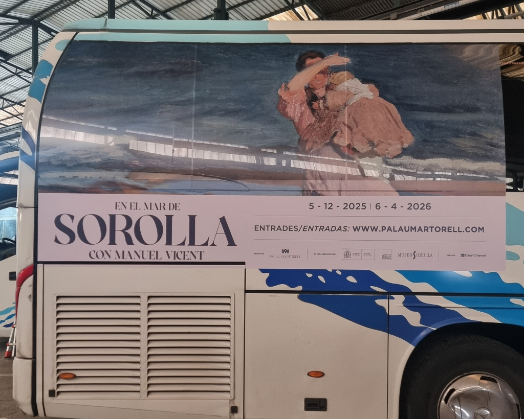 Publicitat en autobusos Aeroport Barcelona Girona Figueres amb campanya de publicitat exterior en moviment gestionat per MC Urban