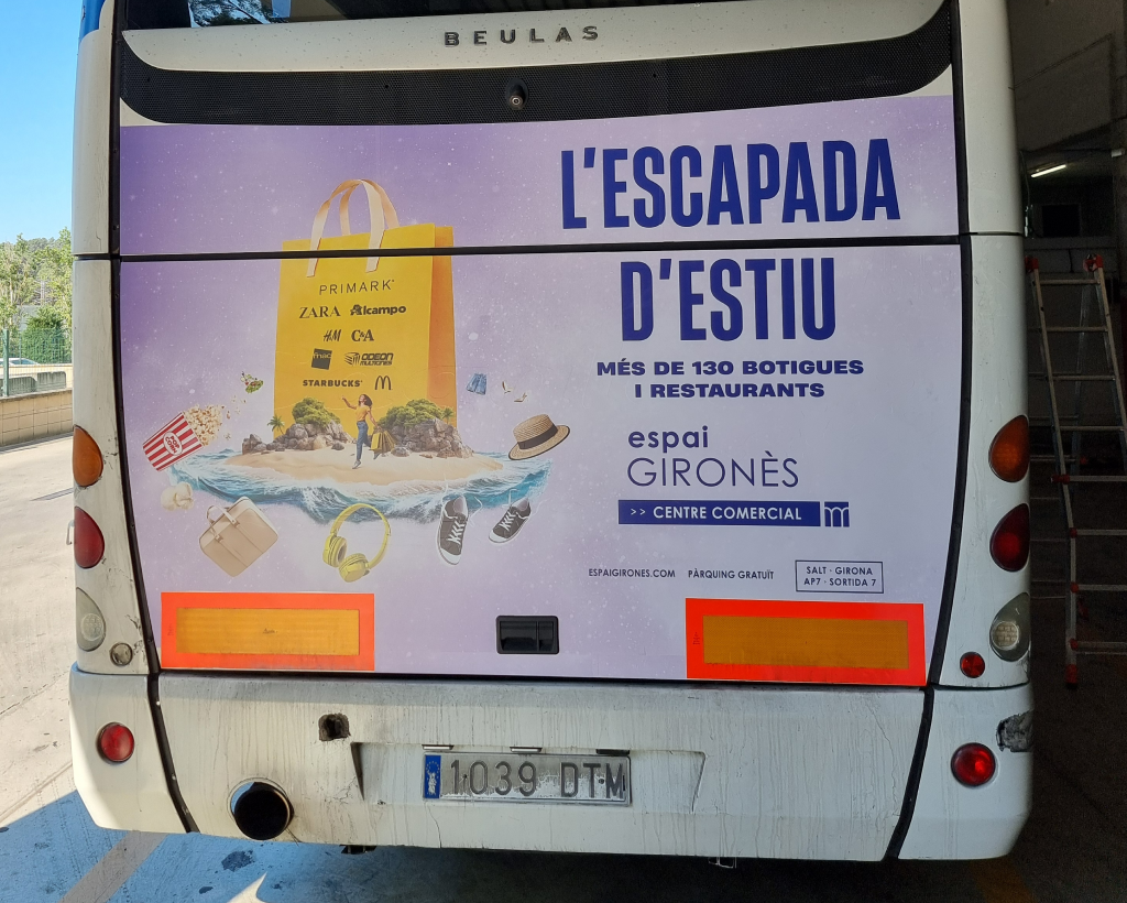 Publicitat en autobusos Girona Lloret de Mar amb campanya de publicitat exterior en moviment gestionat per MC Urban