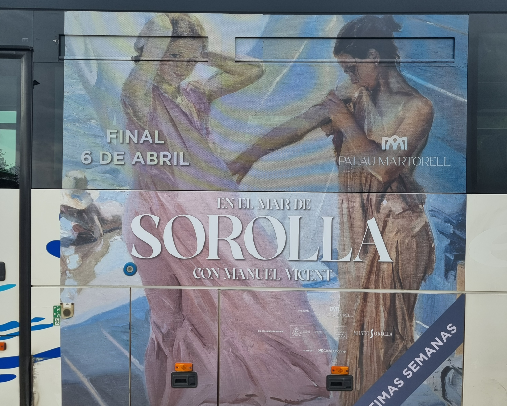 Publicitat en autobús interurbà entre Barcelona, Pineda de Mar i Calella amb campanya exterior en circulació gestionat per Mc Urban