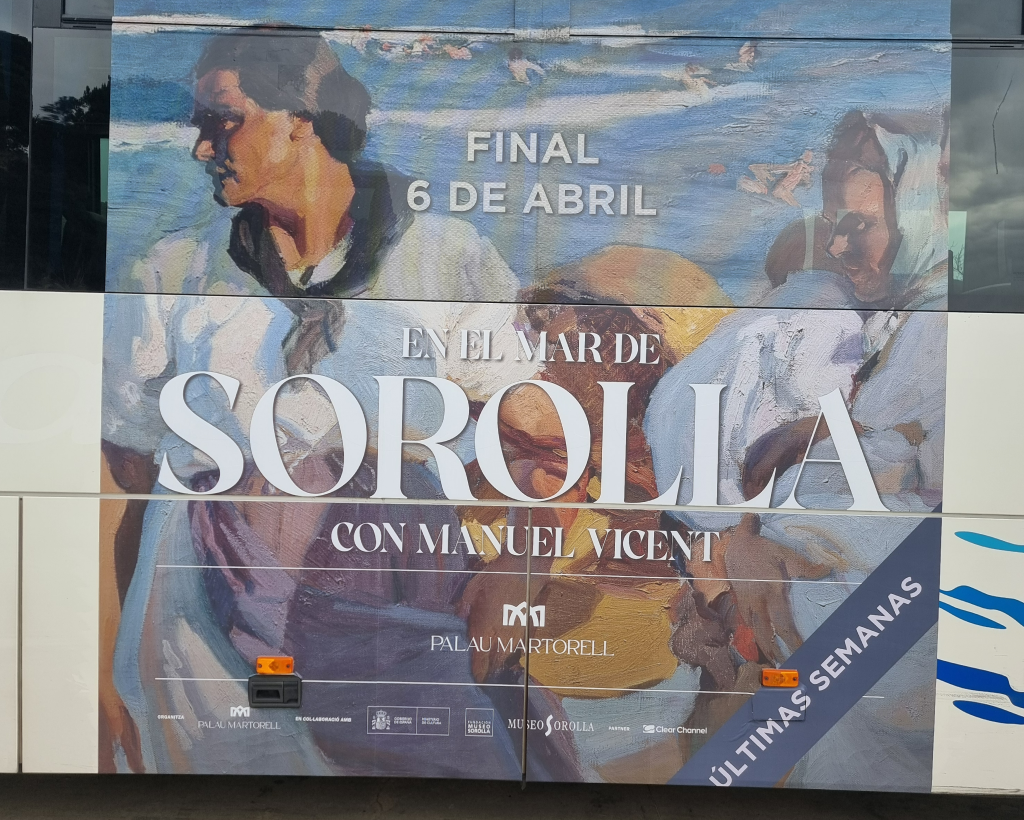 Publicitat en autobús interurbà entre Barcelona, Pineda de Mar i Calella amb campanya exterior en circulació gestionat per Mc Urban