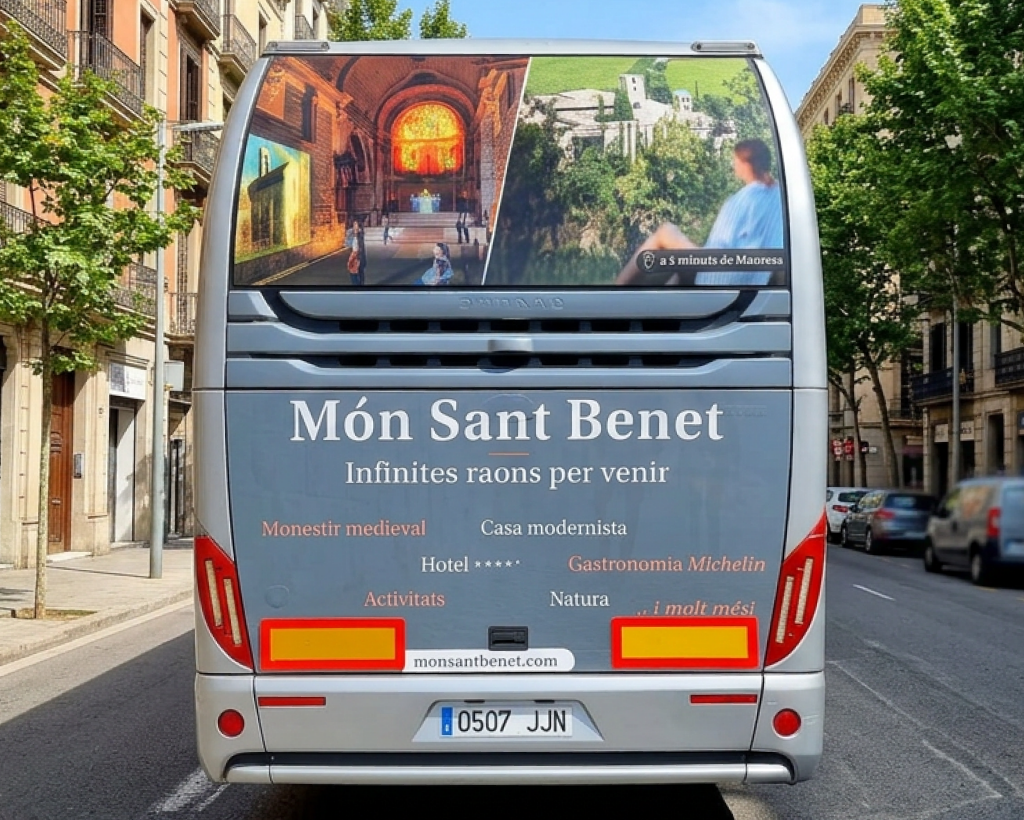 Publicitat en autobús interurbà Eix-Bus amb campanya exterior en circulació gestionat per MC Urban