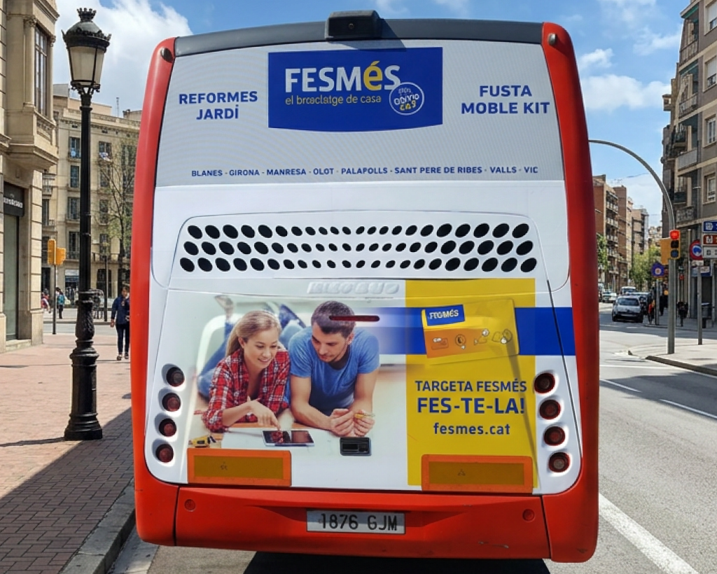 Publicitat en autobús interurbà Eix-Bus amb campanya exterior en circulació gestionat per MC Urban