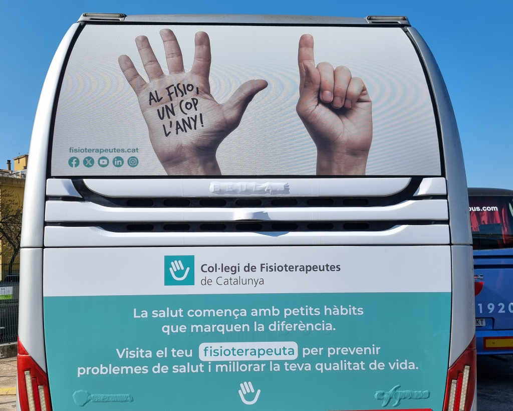 Publicitat en autobús interurbà Eix-Bus amb campanya exterior en circulació gestionat per MC Urban