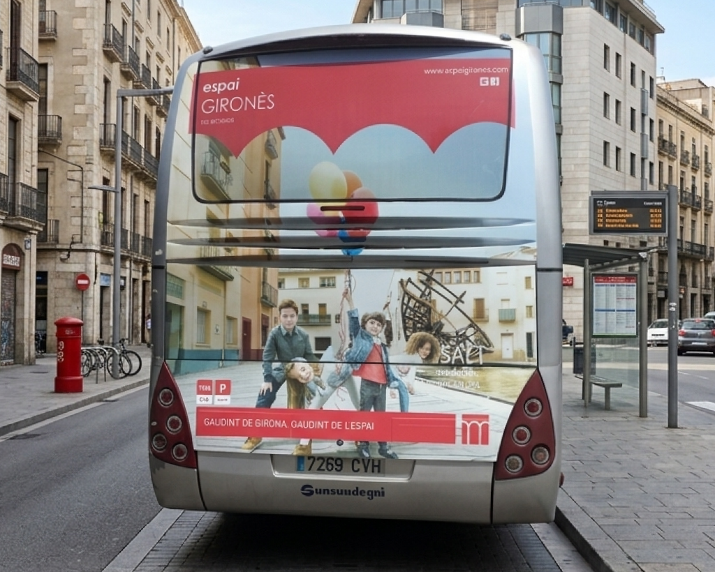 Publicitat en autobús interurbà Eix-Bus amb campanya exterior en circulació gestionat per MC Urban