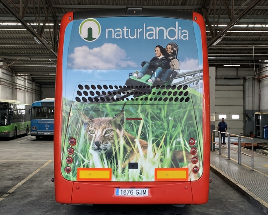 Publicitat en autobús interurbà Eix-Bus amb campanya exterior en circulació gestionat per MC Urban