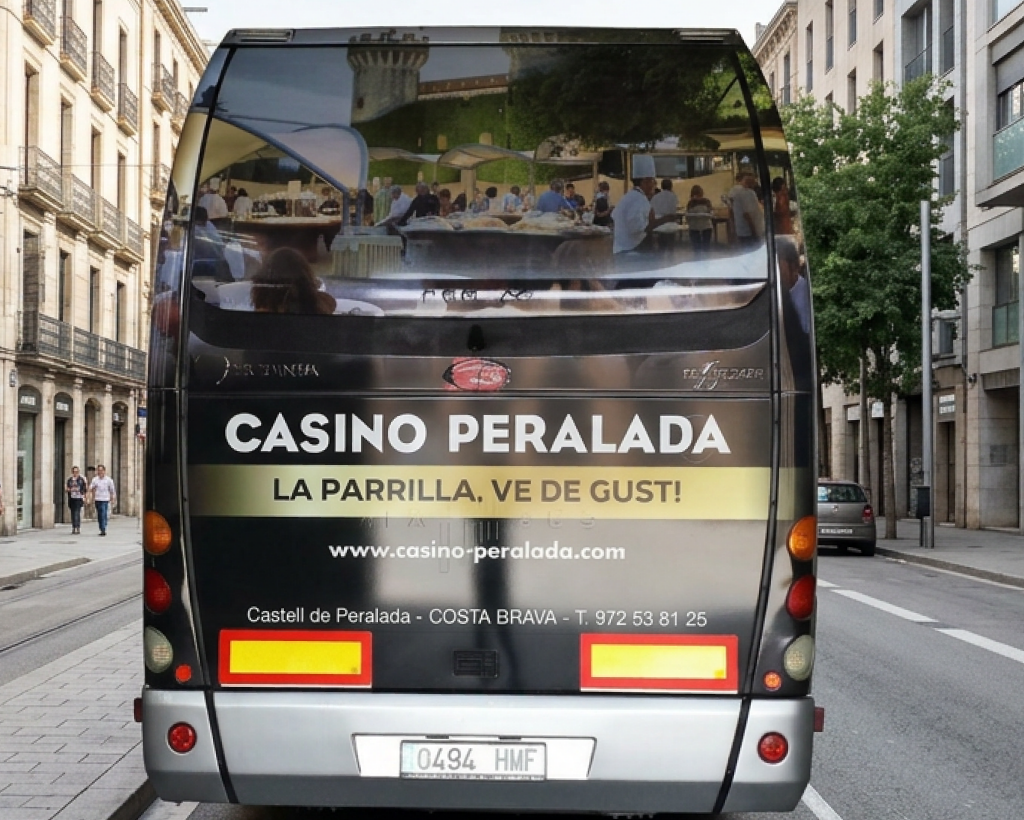 Publicitat en autobús interurbà Eix-Bus amb campanya exterior en circulació gestionat per MC Urban