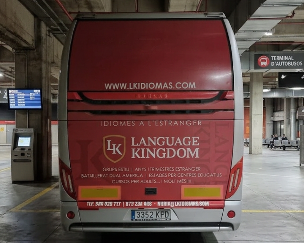 Publicitat en autobús interurbà Eix-Bus amb campanya exterior en circulació gestionat per MC Urban