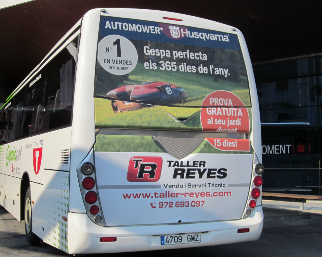 Publicitat en autobús interurbà entre Girona i Olot amb campanya exterior en circulació gestionat per MC Urban