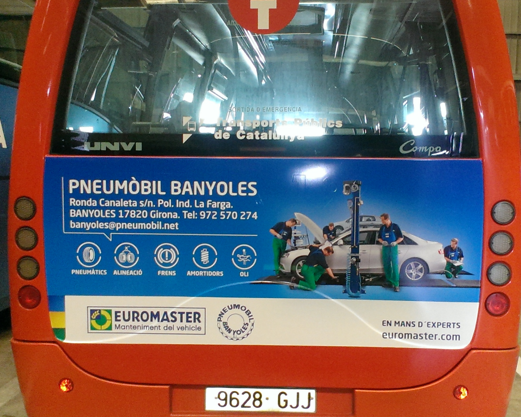 Publicitat en autobús interurbà entre Girona i Olot amb campanya exterior en circulació gestionat per MC Urban
