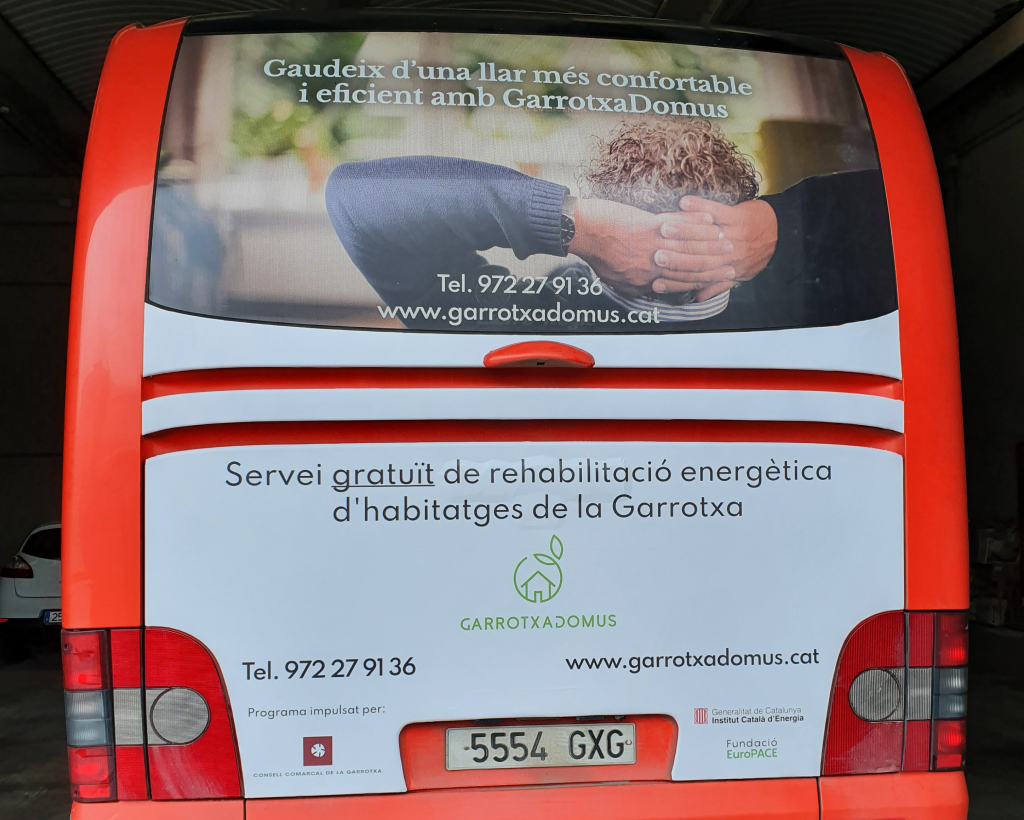 Publicitat en autobús interurbà entre Girona i Olot amb campanya exterior en circulació gestionat per MC Urban