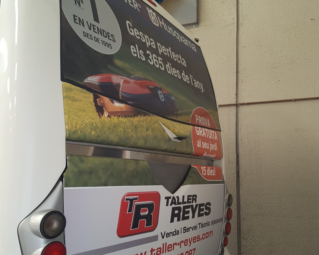 Publicitat en autobús interurbà entre Girona i Olot amb campanya exterior en circulació gestionat per MC Urban