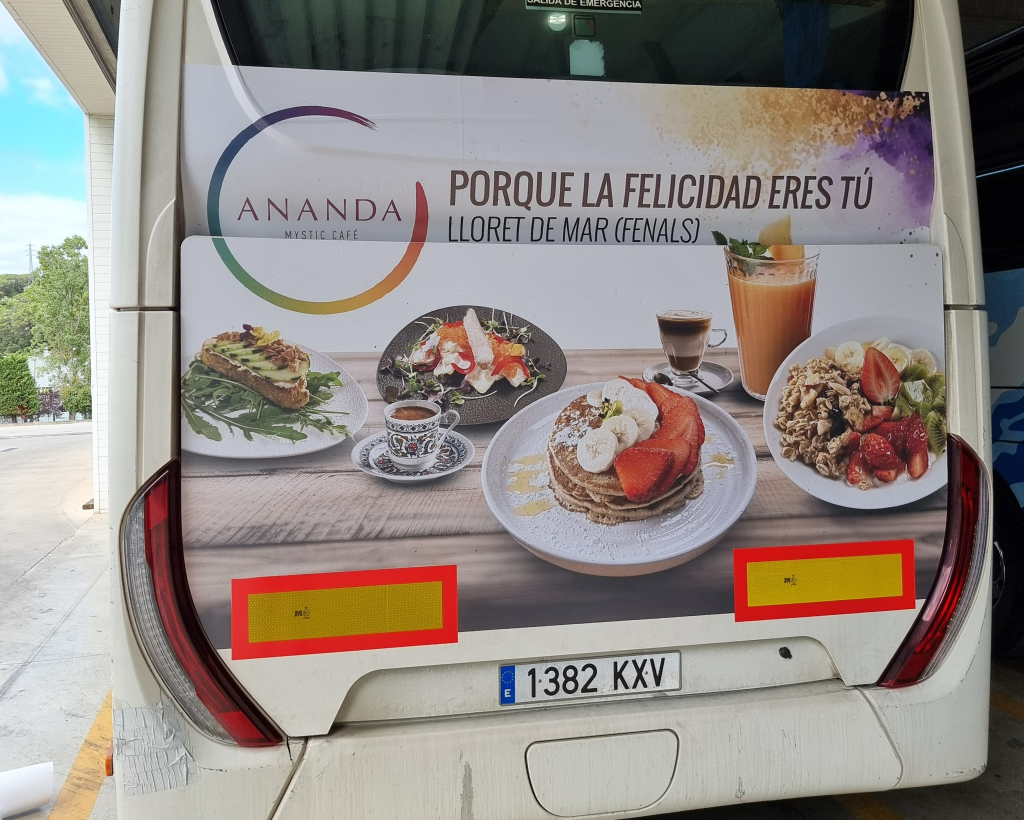 Publicitat en autobús interurbà entre Girona, Vidreres i Lloret de Mar amb campanya exterior en circulació gestionat per MC Urban