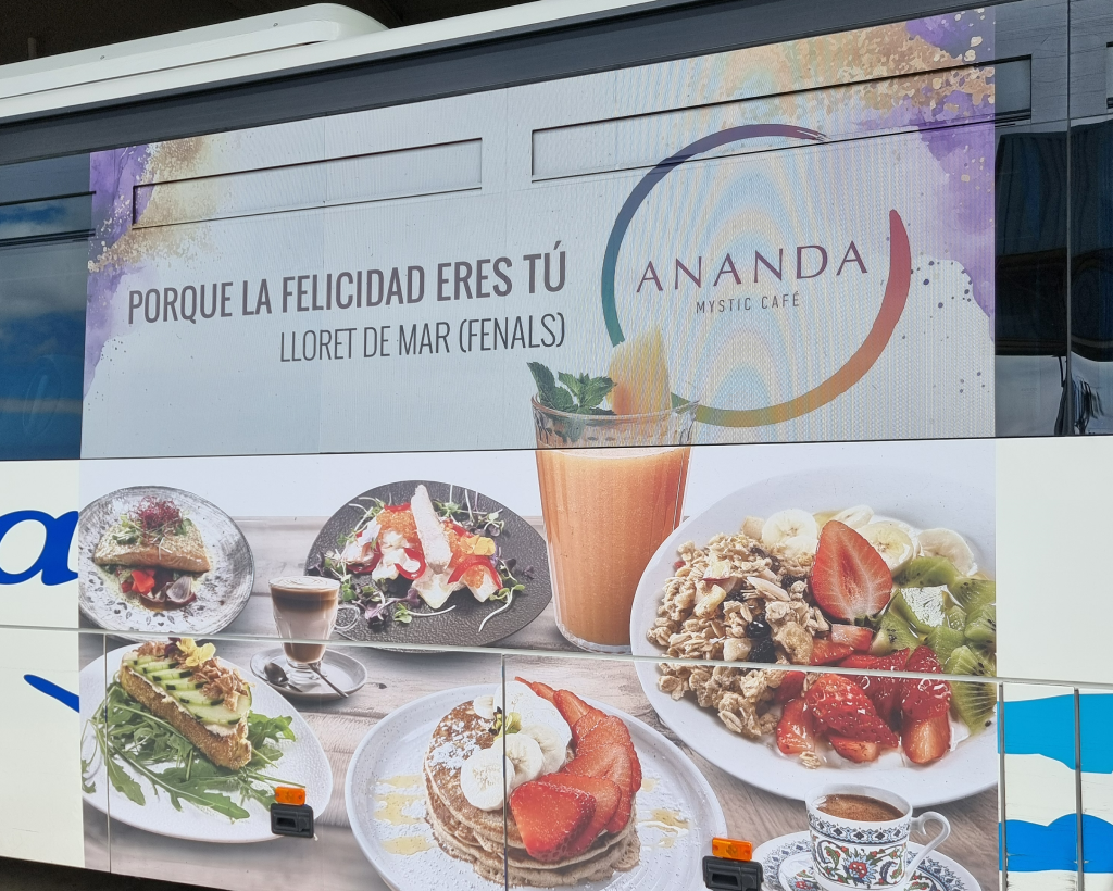 Publicitat en autobús interurbà entre Girona, Vidreres i Lloret de Mar amb campanya exterior en circulació gestionat per MC Urban