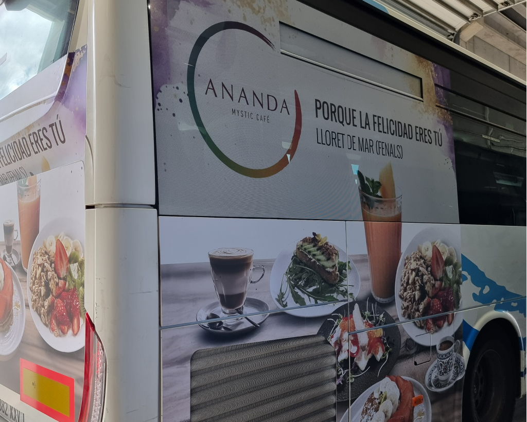 Publicitat en autobús interurbà entre Girona, Vidreres i Lloret de Mar amb campanya exterior en circulació gestionat per MC Urban