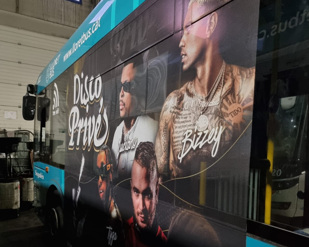 Publicitat en autobús urbà a Lloret de Mar amb campanya exterior en circulació gestionat per MC Urban