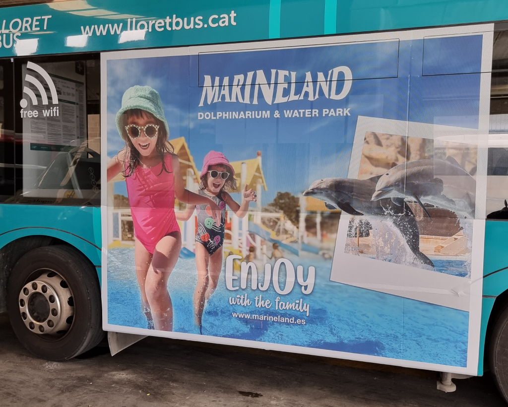 Publicitat en autobús urbà a Lloret de Mar amb campanya exterior en circulació gestionat per MC Urban