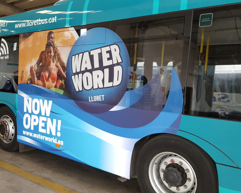 Publicitat en autobús urbà a Lloret de Mar amb campanya exterior en circulació gestionat per MC Urban