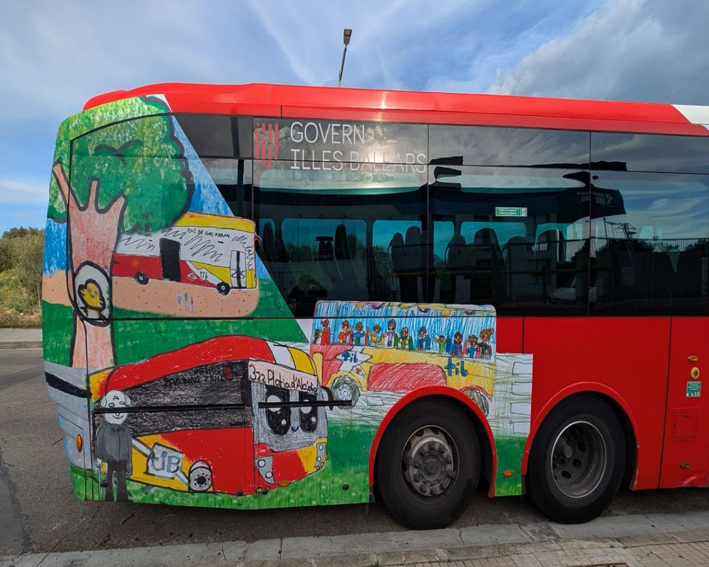 Publicitat en autobusos a Mallorca amb campanya de publicitat exterior en moviment gestionat per MC Urban