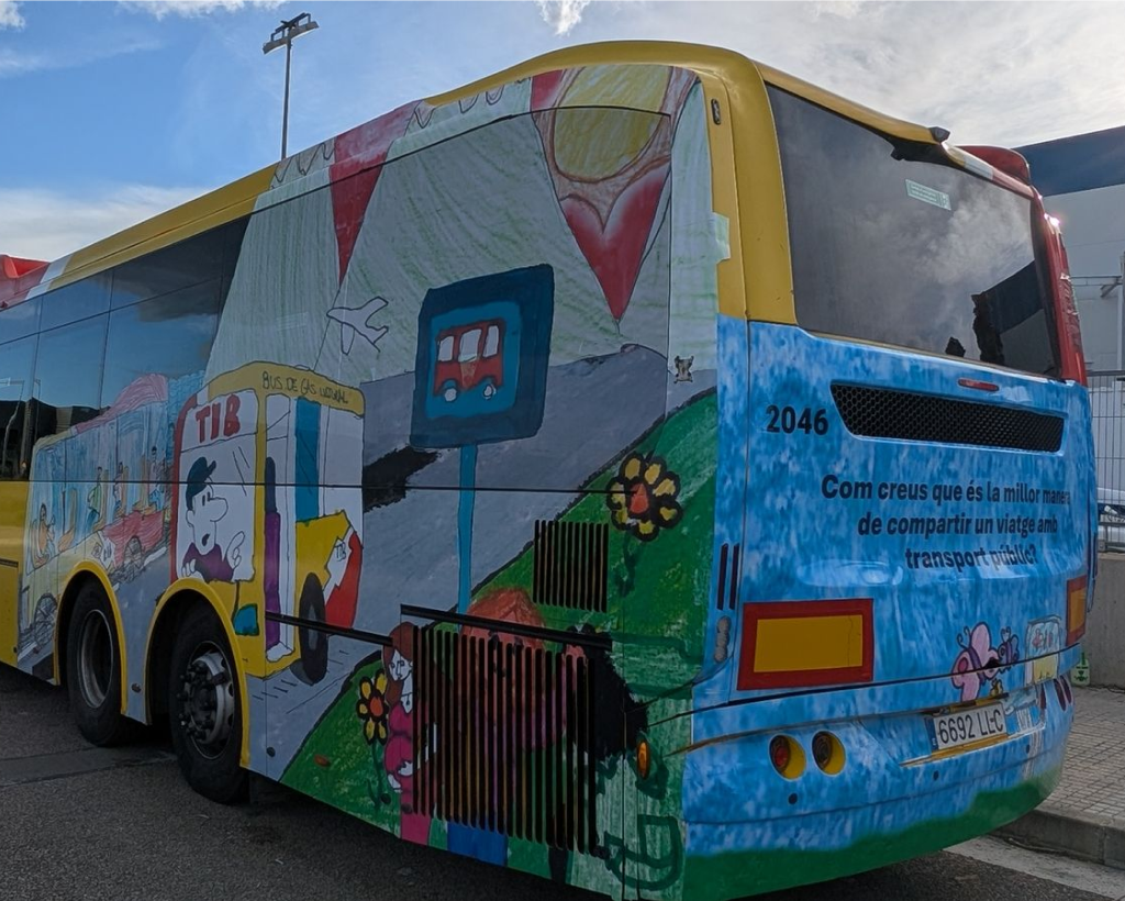 Publicitat en autobusos a Mallorca amb campanya de publicitat exterior en moviment gestionat per MC Urban