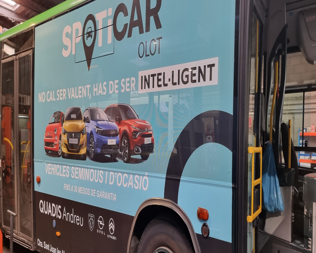 Publicitat en autobús urbà a Olot amb campanya exterior en circulació gestionat per MC Urban