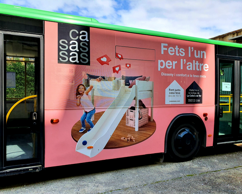 Publicitat en autobús urbà a Olot amb campanya exterior en circulació gestionat per MC Urban