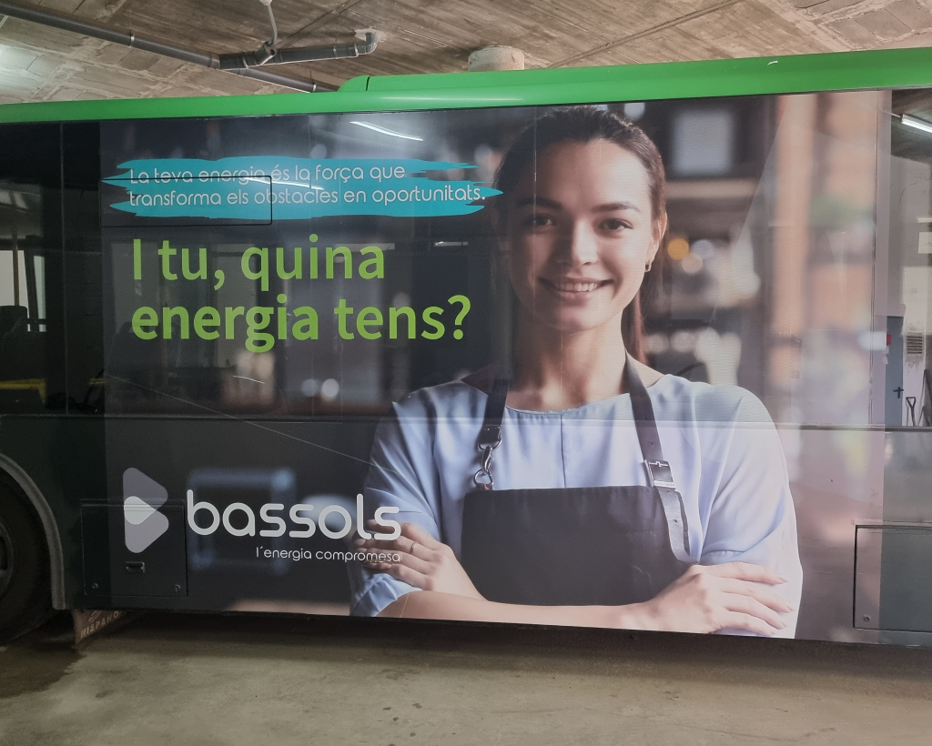 Publicitat en autobús urbà a Olot amb campanya exterior en circulació gestionat per MC Urban