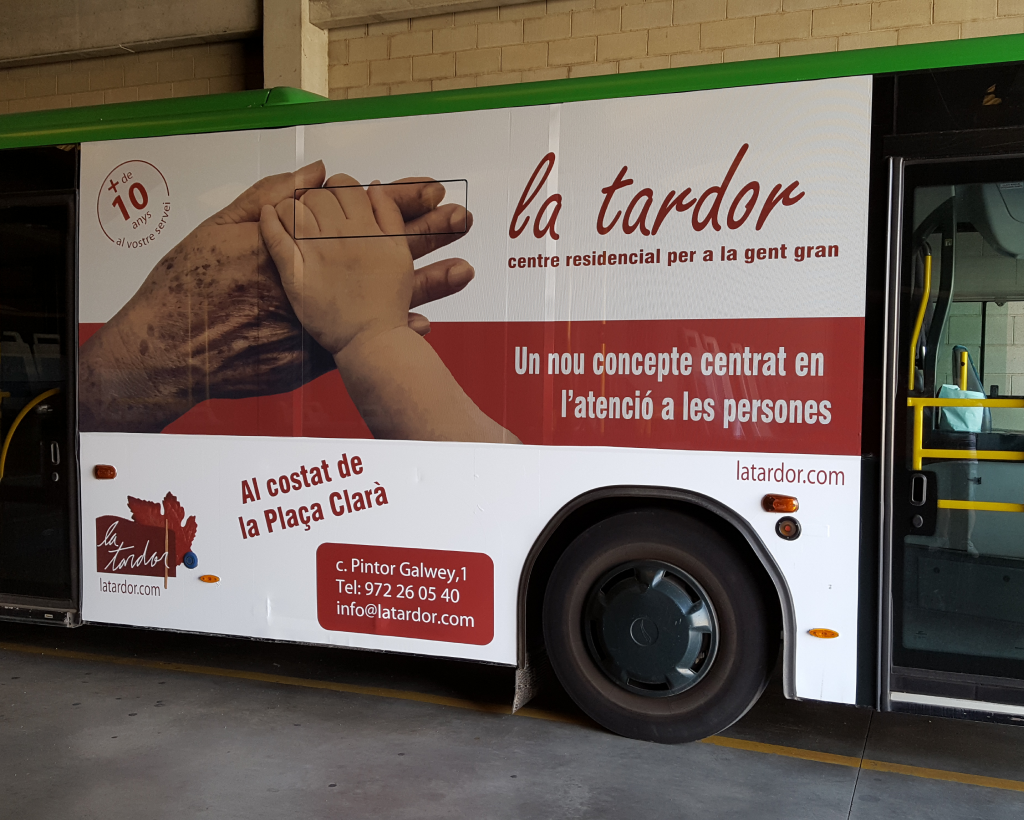 Publicitat en autobús urbà a Olot amb campanya exterior en circulació gestionat per MC Urban
