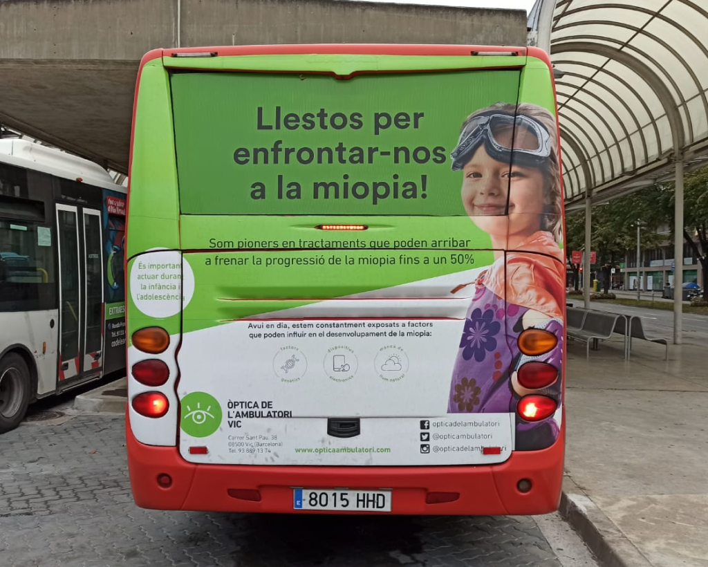 Publicitat en autobús urbà a Vic amb campanya exterior en circulació gestionat per MC Urban