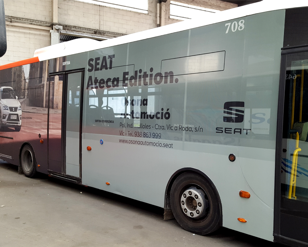 Publicitat en autobús urbà a Vic amb campanya exterior en circulació gestionat per MC Urban