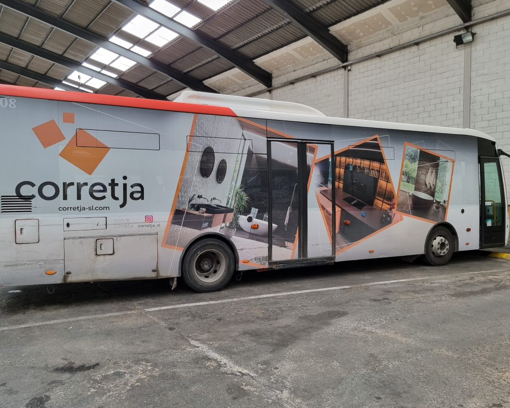Publicitat en autobús urbà a Vic amb campanya exterior en circulació gestionat per MC Urban