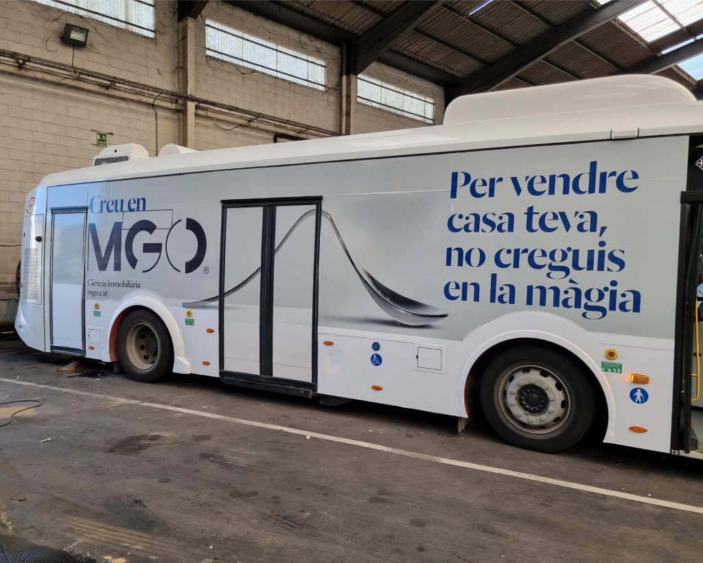Publicitat en autobús urbà a Vic amb campanya exterior en circulació gestionat per MC Urban