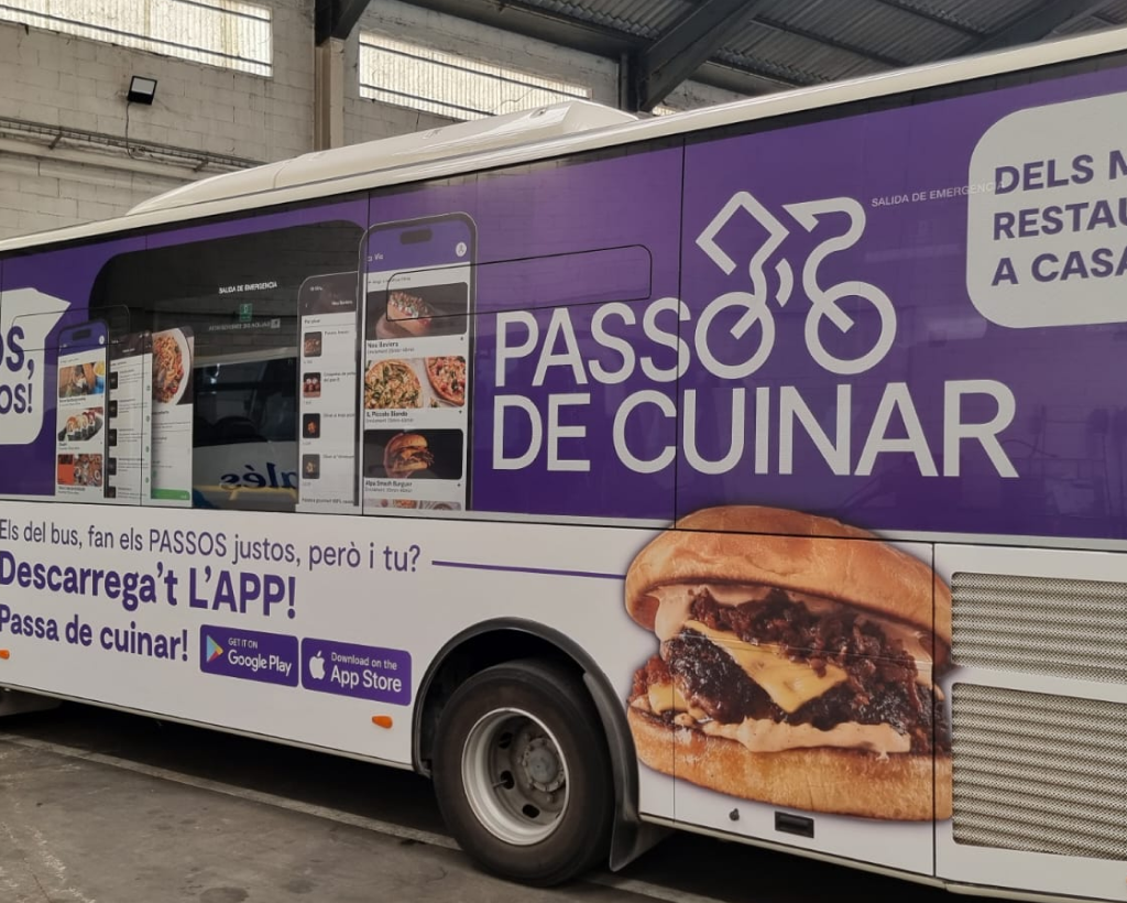 Publicitat en autobús urbà a Vic amb campanya exterior en circulació gestionat per MC Urban