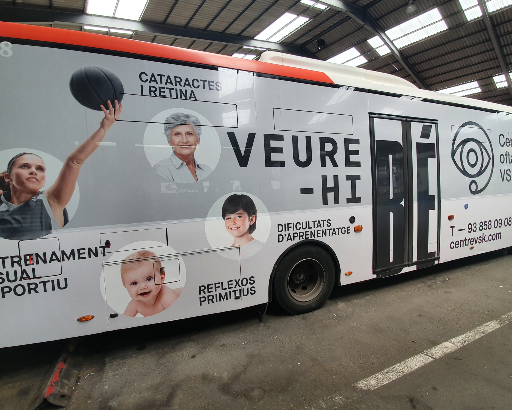 Publicitat en autobús urbà a Vic amb campanya exterior en circulació gestionat per MC Urban