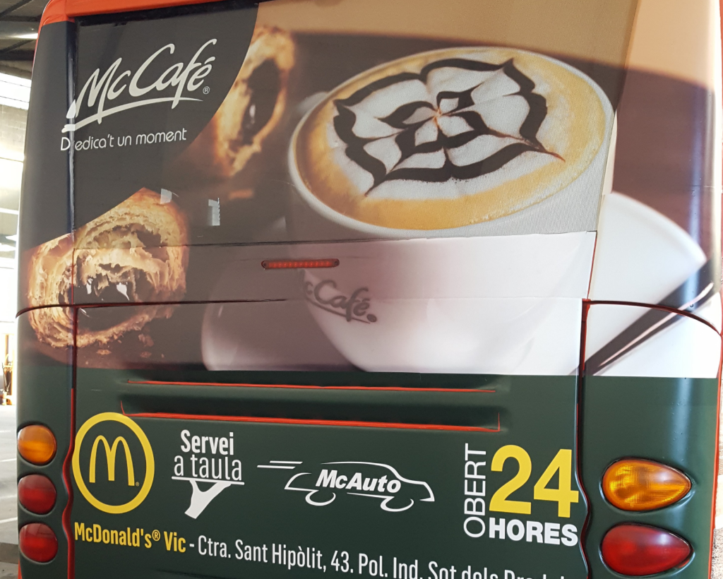 Publicitat en autobús urbà a Vic amb campanya exterior en circulació gestionat per MC Urban